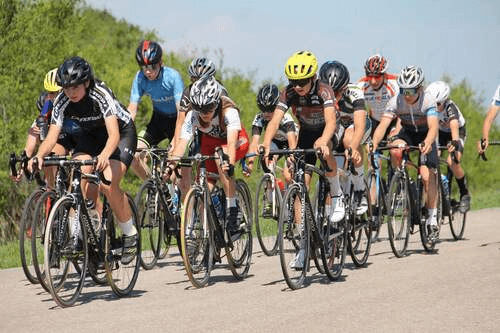 Велопелотон на боковом ветру формирует веера