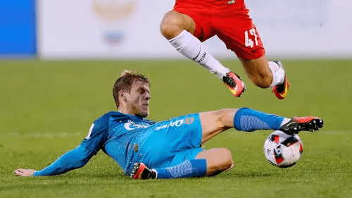 Соскочивший шип на газоне во время подката